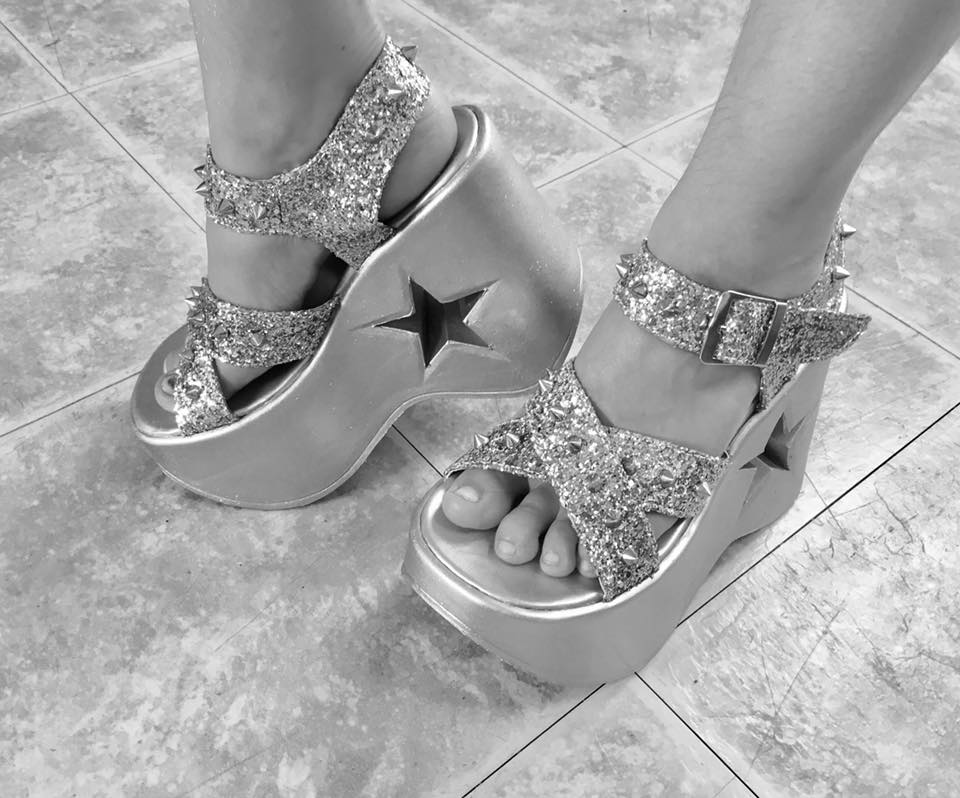 star platform sandals
